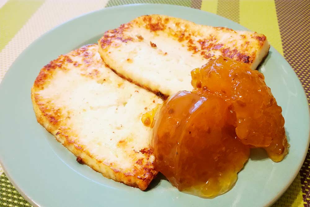 Домашний жареный сыр с морошковым вареньем — финский десерт. Но в Коми его тоже любят. На фото — домашний вариант, приготовленный моей знакомой
