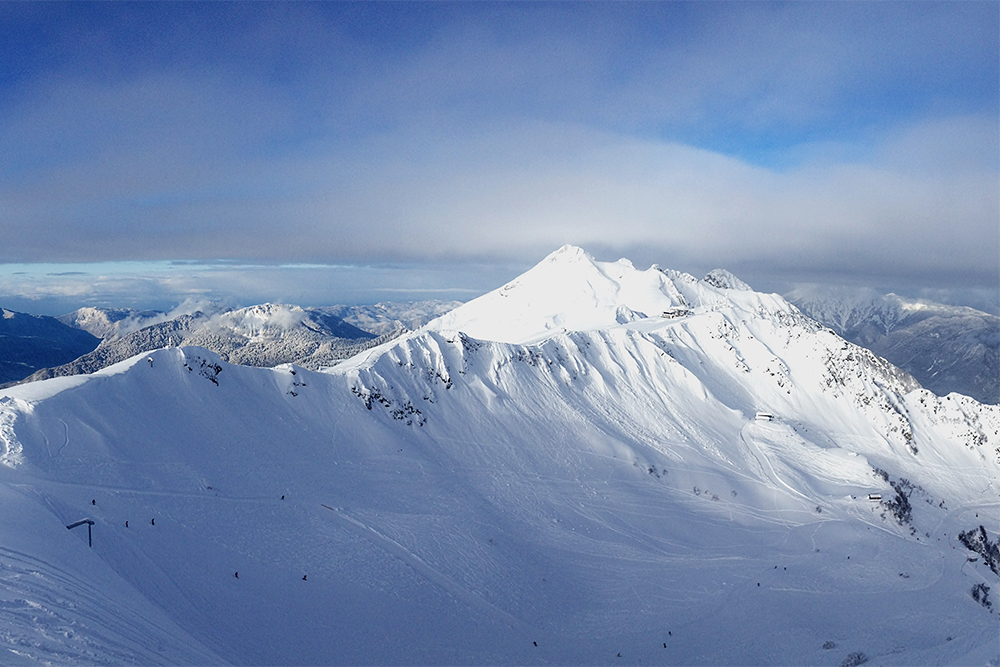 Это вид с самой высокой точки Розы Пик на «Розе Хутор». Вдали видна верхняя станция канатки «Альпики»