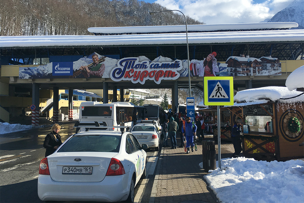 Уехать от «Газпрома» на общественном транспорте сложнее всего: автобусы забиты лыжниками, которые едут с «Розы Хутор»