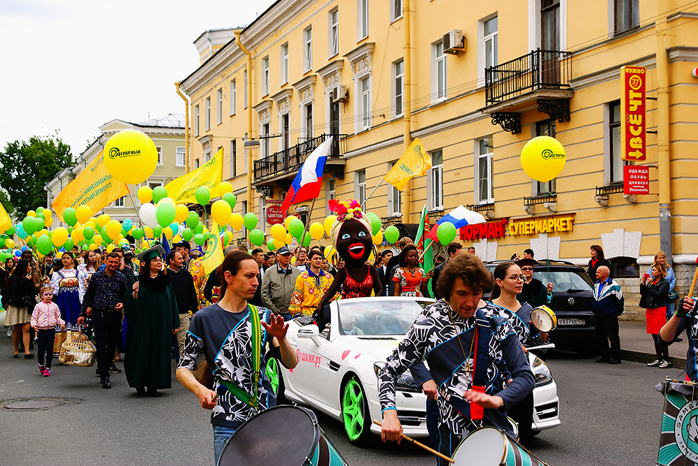 Карнавальное шествие в Пушкине обязательно проходит по Оранжерейной улице