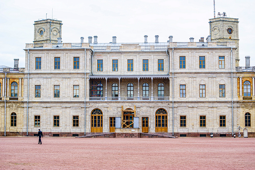 После смерти Григория Орлова Екатерина подарила дворец своему сыну Павлу. Когда Павел пришел к власти, он сделал дворец императорской резиденцией