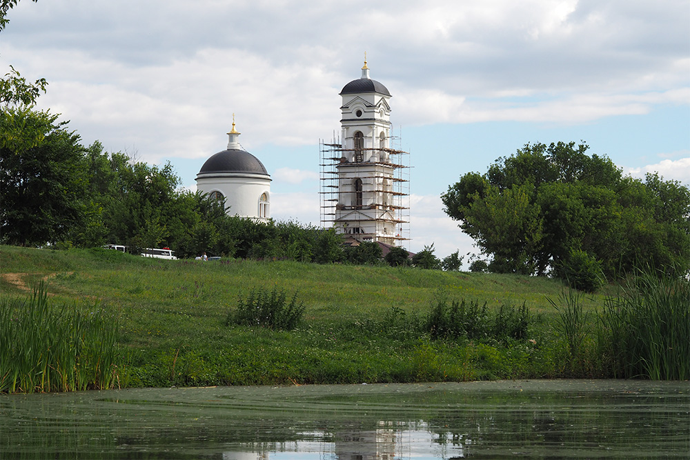 На въезде в усадьбу находится храм Михаила Архангела, построенный в 1812 году. Сейчас его реставрируют