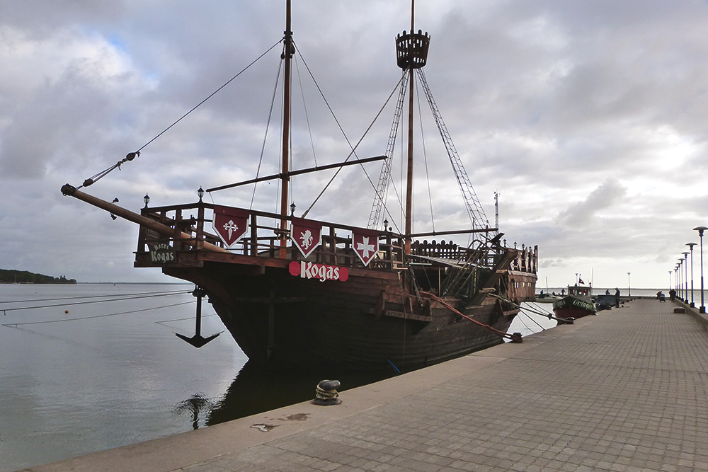 На набережной Юодкранте есть точная копия корабля 15 века, в котором расположился ресторан