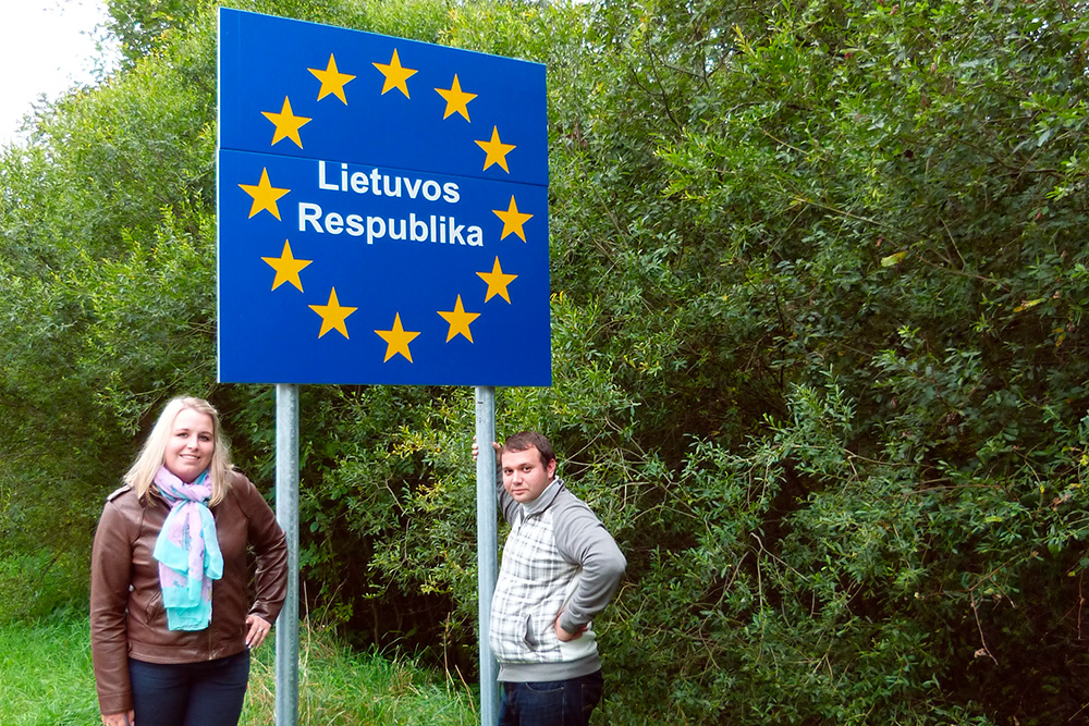 Мы с женой на границе между Литвой и Латвией. Никаких пограничников и шлагбаумов — только мы
