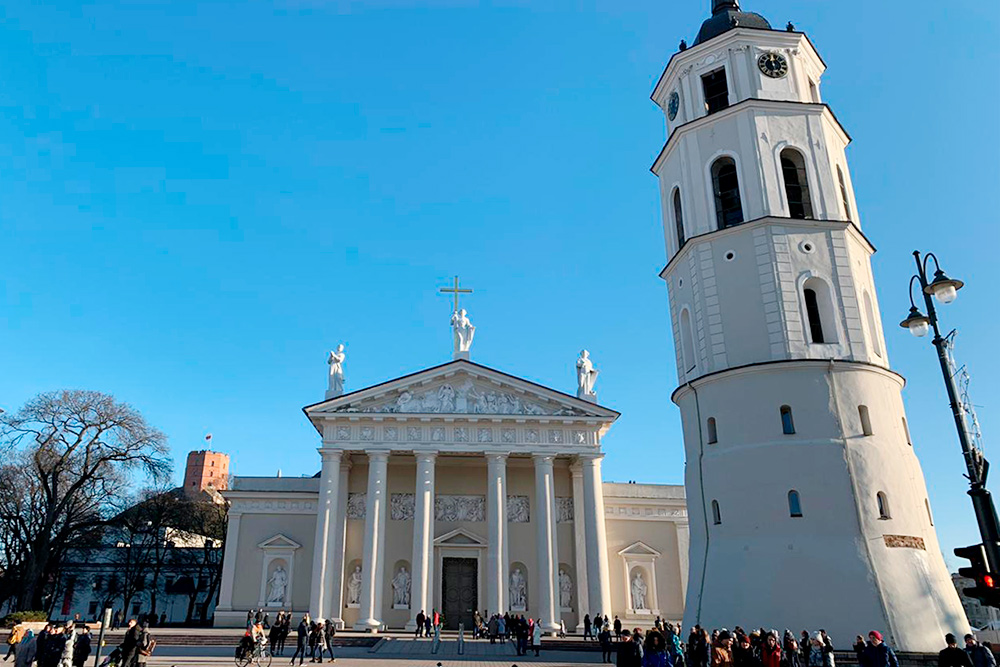Собор святых Станислава и Владислава неоднократно страдал от пожаров и реконструировался в разных архитектурных стилях