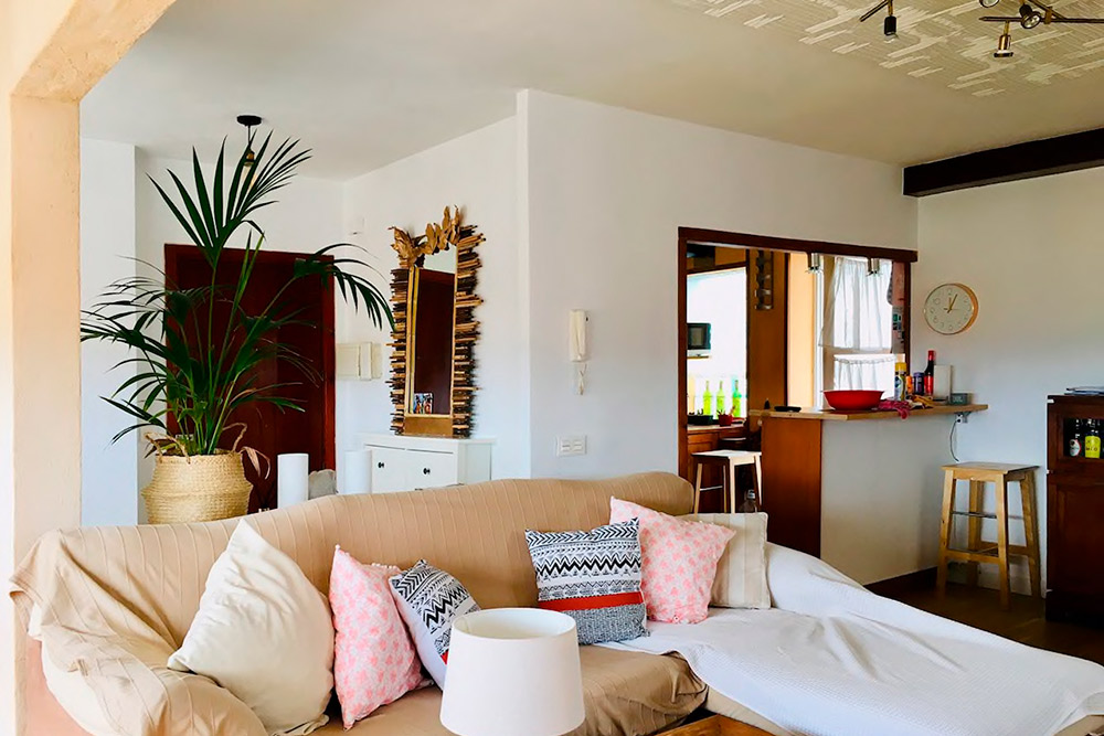 Очень просторная и душная гостиная, если не включать кондиционеры. Мы заметили их только на третий день. Источник: Airbnb