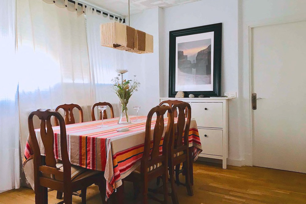 Самое комфортное место в квартире: над обеденным столом есть кондиционер. Источник: Airbnb