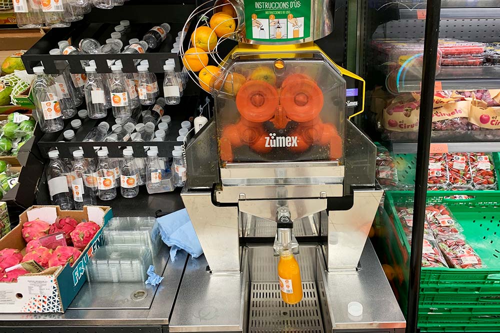 Такие автоматы стоят в супермаркетах Mercadona и делают свежевыжатый сок