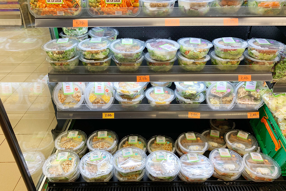 Мой любимый товар во всех супермаркетах — готовый салат. Есть много вариантов: классический цезарь, салат с хамоном и пармезаном, салат с курицей барбекю и чеддером, поке с лососем