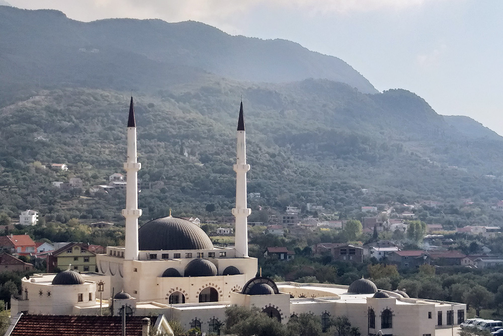 Выходишь из-за горы и сразу видишь мечеть. Чуть дальше — снова горы