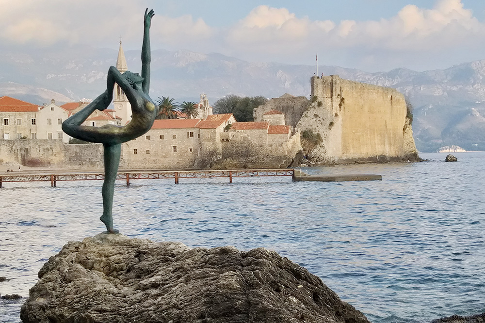 Статуя балерины на фоне Старого города. Местные рассказали, что это памятник девушке, которая так и не дождалась любимого из плавания. Чтобы найти статую, нужно пройти до пляжа Могрен