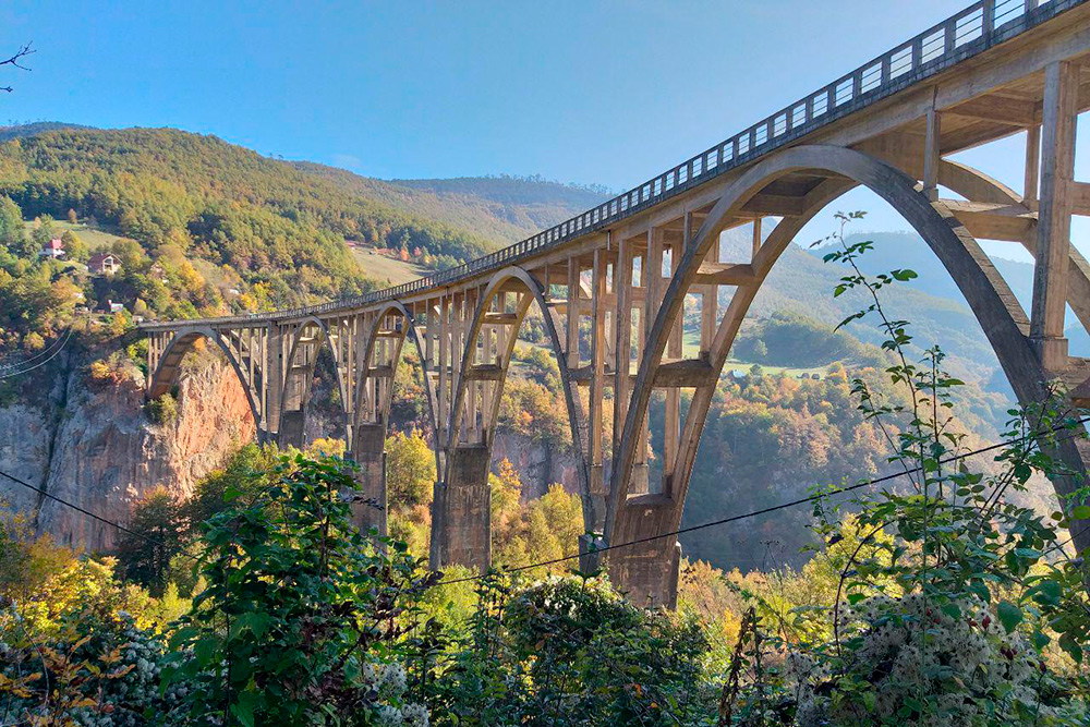 Визитная карточка туристической Черногории — бетонный арочный мост Джурджевича