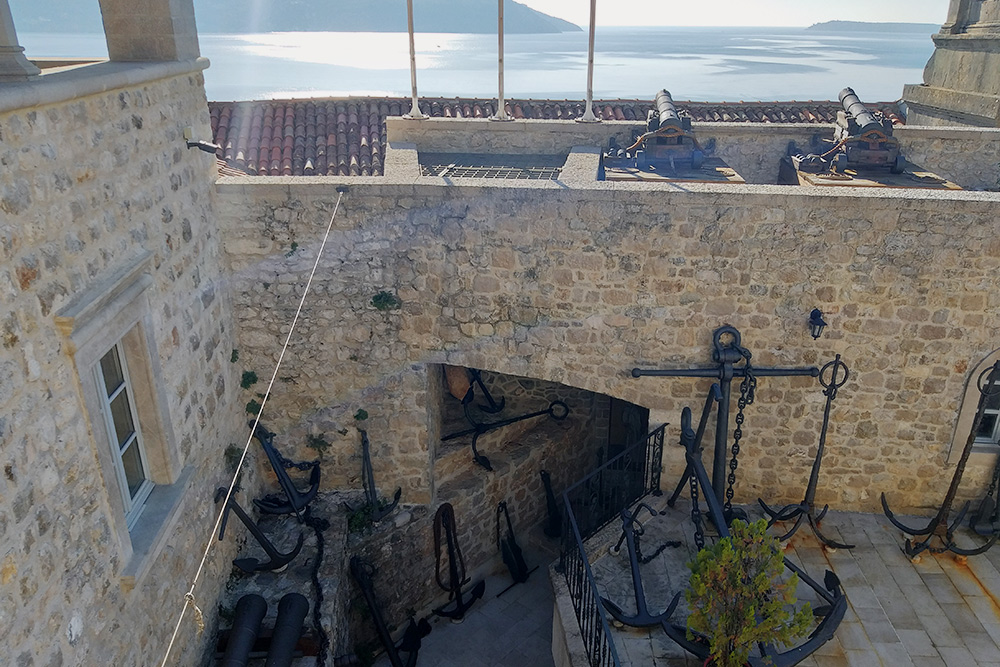 На стенах крепости в Херцег-Нови установлено много пушек, якорей, остатки мачт и другие части старых кораблей