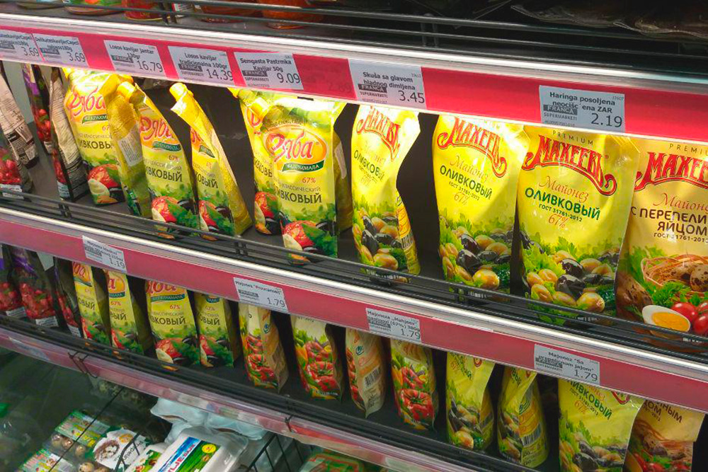 В супермаркетах много российских продуктов: майонезы, соусы, чай, кофе, сладости