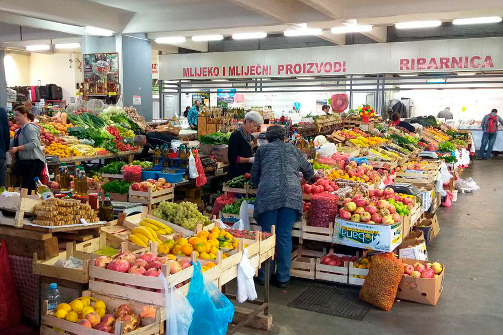 Рынки небольшие, буквально два-три ряда. В середине всегда овощи и фрукты, а по краям — мясо и сыр