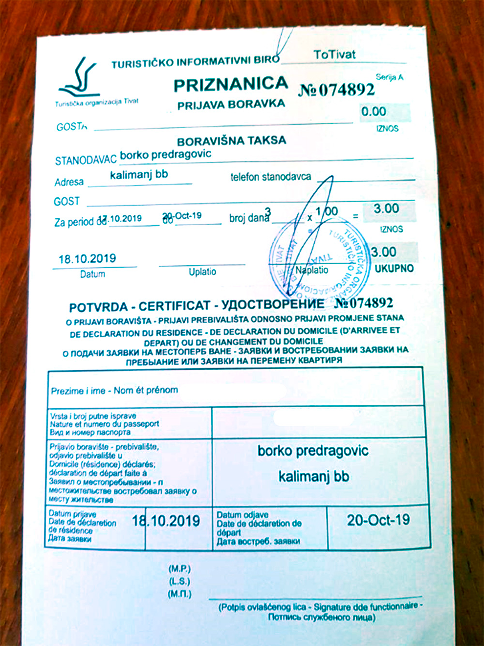 В Тивате в 2019 году выдавали такие удостоверения туриста — с паспортными данными. В других городах могут дать обычный кассовый чек