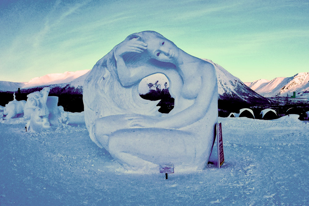 Зимой в Кировске организовывают фестиваль снежно-ледовых скульптур «Снеголед». Обычно он проходит в январе. В это время мастера из разных городов и стран создают и выставляют снежные и ледяные скульптуры в центре города