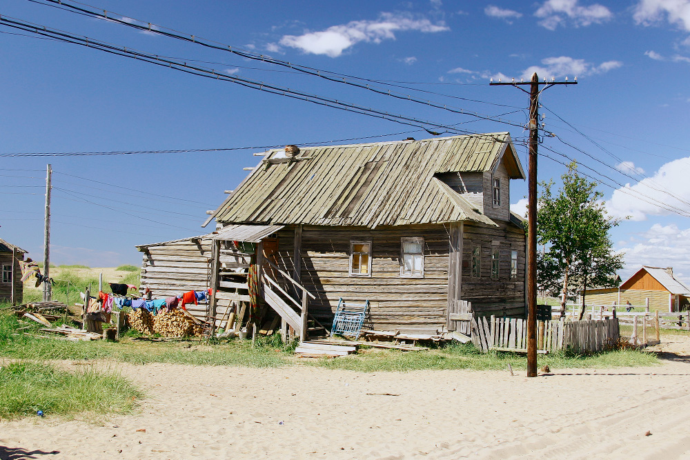 В Кузомени песком заметены улицы, дворы, сельское кладбище. Фото: Natalia Shevchenko / Shutterstock