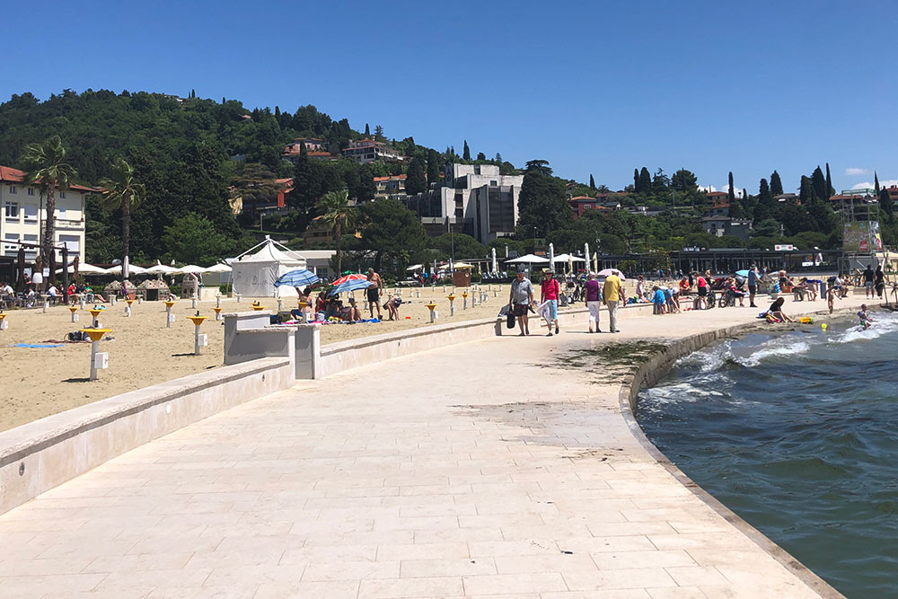 На пляже в Портороже есть бетонная набережная и специальные заходы в воду