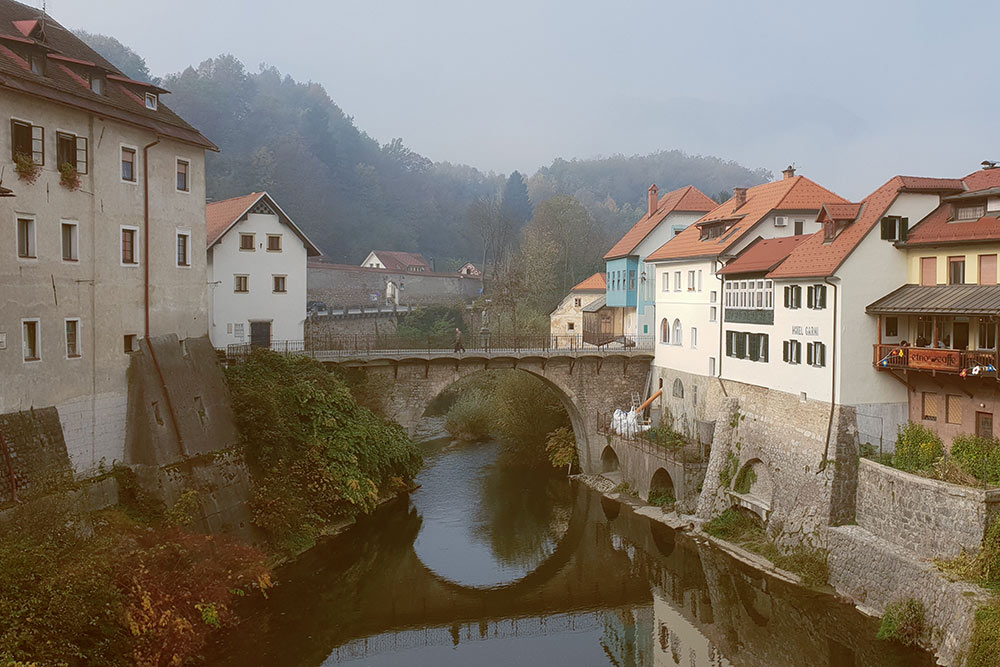 Осенью по утрам Шкофья, как и Любляна, всегда окутана романтическим туманом