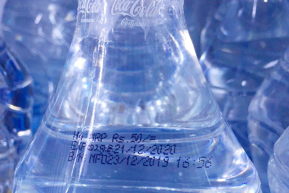 Цена, напечатанная на бутылке с водой. Местная Bonaqua от Coca⁠-⁠Cola здесь называется Kinley