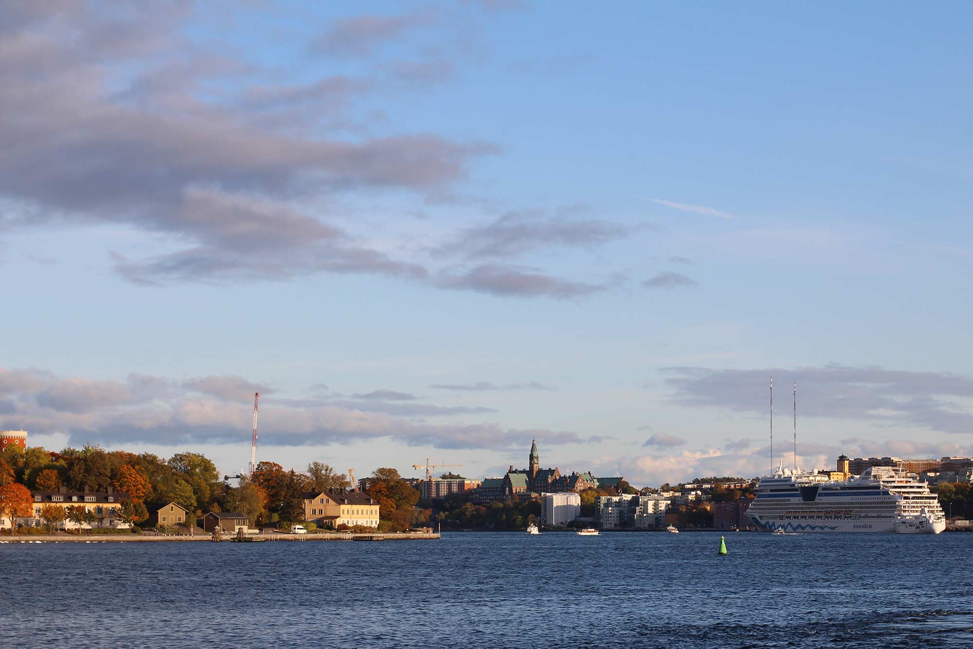 Паромы, прибывающие в Стокгольм, в основном причаливают в порту Стадсгордскайен на острове Сёдермальм. Отсюда до главных достопримечательностей можно дойти пешком