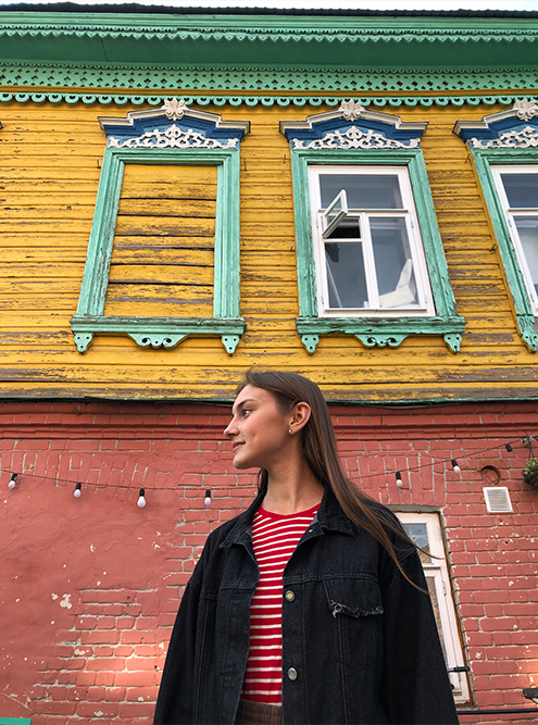 Мы с подругой не уходим из Старо-Татарской слободы, пока не сфотографируемся с каждым разноцветным домиком на улице