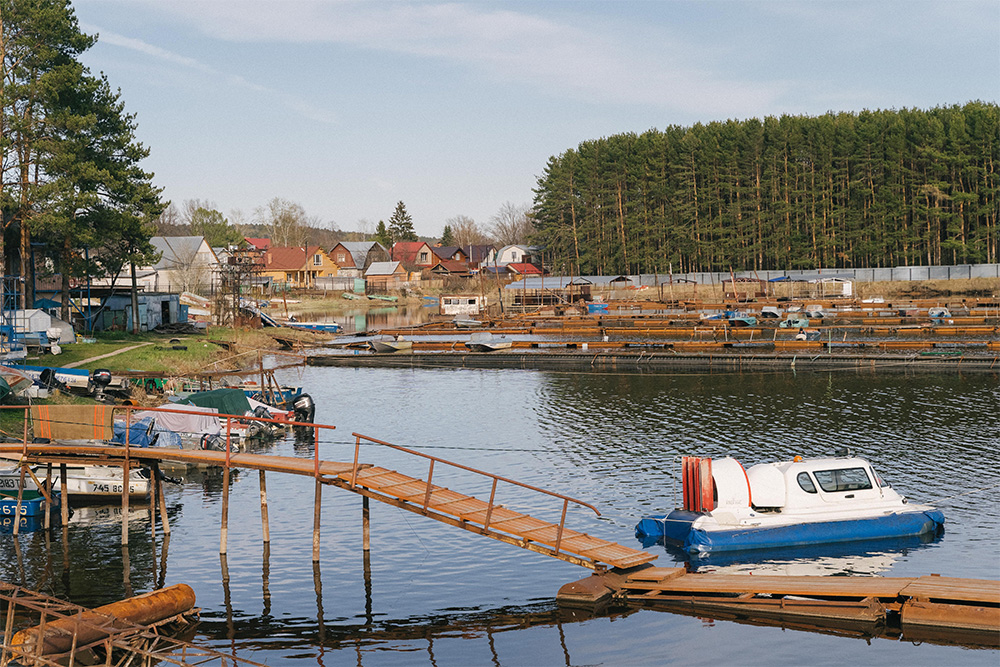 У живущих прямо на берегу Волги или Камы часто есть лодки. На водном транспорте можно и пробки объехать, и порыбачить
