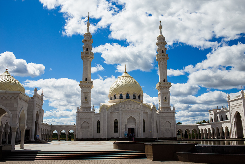 Белая мечеть кому⁠-⁠то напоминает мечеть в Грозном, но, на мой взгляд, она ближе к Тадж⁠-⁠Махалу