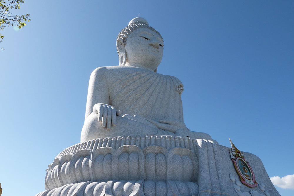 Статуи Большого Будды можно встретить во многих городах Таиланда. Это фото — с острова Пхукет
