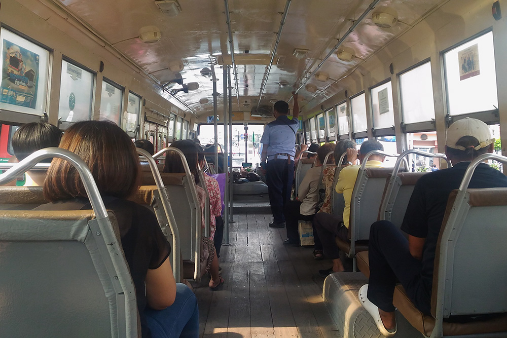Это городской автобус в Бангкоке изнутри. Кондиционеров нет, а на полу лежат деревянные доски