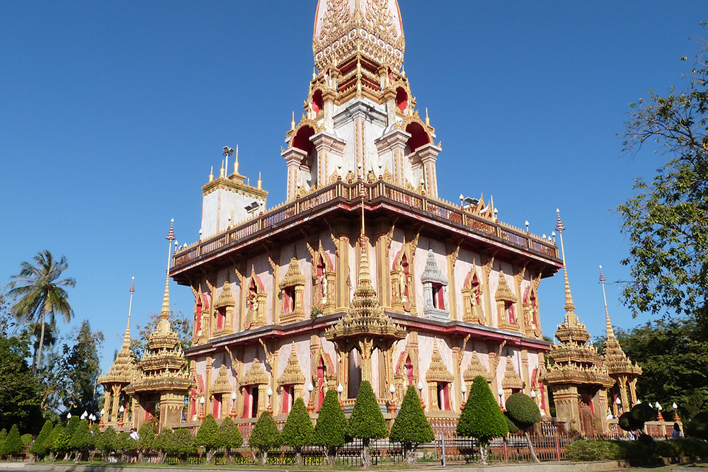 Тайские храмы завораживают своей архитектурой. Это храм Чалонг на Пхукете