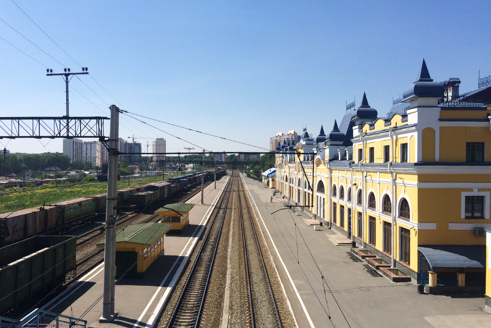 Железнодорожная ветка в Томск — тупиковая. Поэтому главный железнодорожный вокзал Томск-1 не очень большой