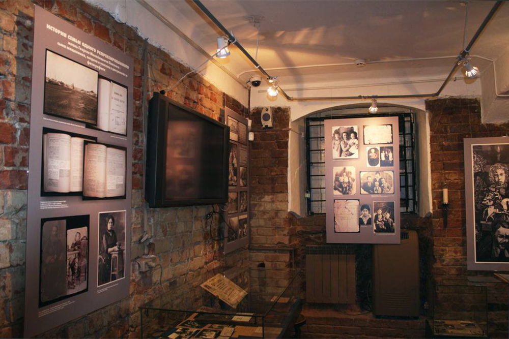Внутри музея НКВД — воссозданные камеры, предметы обихода и документы арестантов