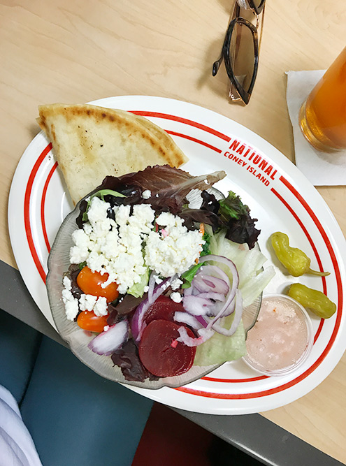Греческий салат по-американски в аэропорту Детройта. Цена — 6 $ (384 ₽). Все ингредиенты обычные, кроме свеклы. Все очень соленое