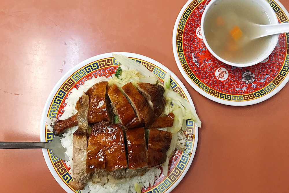 Утка, рис и суп в китайском квартале Чикаго. Все стоило около 8 $ (512 ₽), но суп я съесть не осмелилась: он странно выглядел и пах