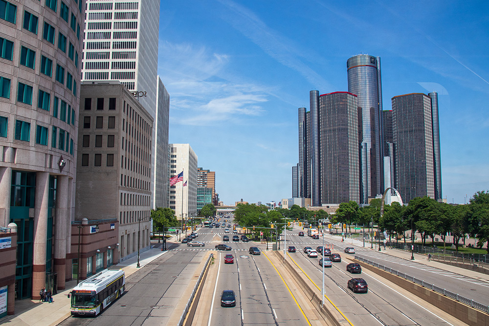 Справа на фото — штаб-квартира General Motors. Компания была основана в Детройте в 1908 году. В штаб-квартиру можно сходить на экскурсию