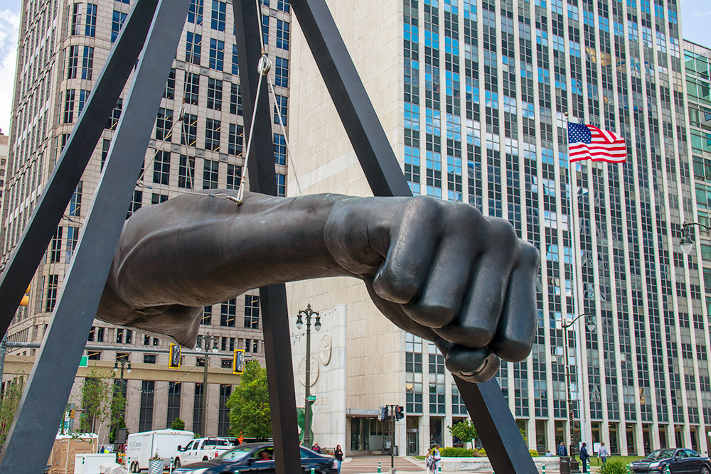 Памятник боксеру Джо Луису в Детройте за спортивные победы и борьбу за права черных