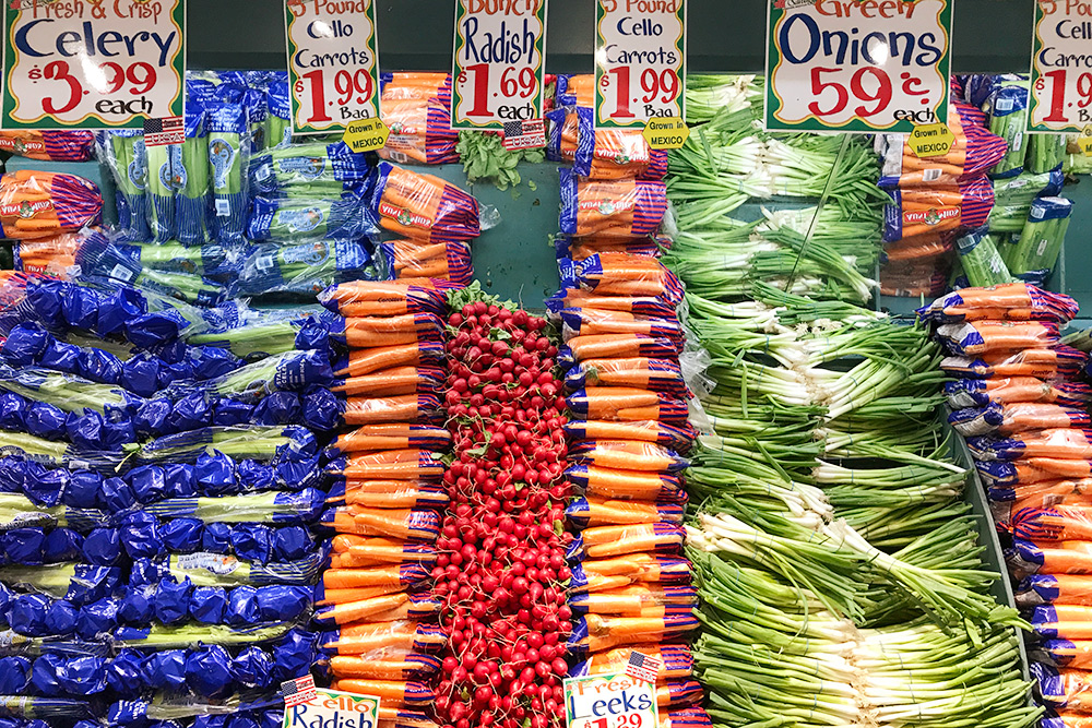 Морковь стоит 1,99 $ (127 ₽) за килограмм, редис — 1,69 $ (108 ₽) за связку весом примерно 400 грамм, пучок лука — 0,59 $ (38 ₽)