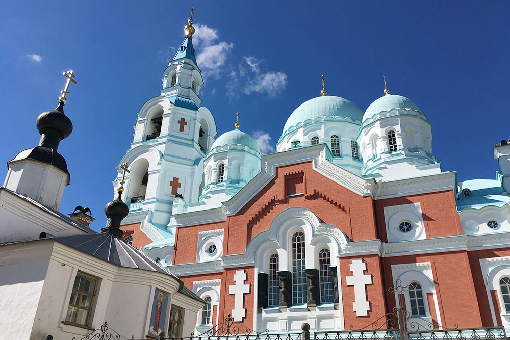 Пятиглавый ансамбль Спасо-Преображенского Вааламского собора хорошо узнаваем благодаря голубым куполам
