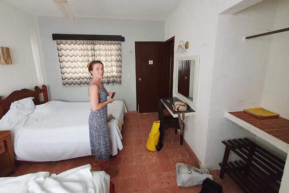 Двухместный номер в придорожном отеле Maria Isabel в Эскарсеге, куда мы заехали спонтанно. На столике в номере лежали две бутылочки питьевой воды и Библия