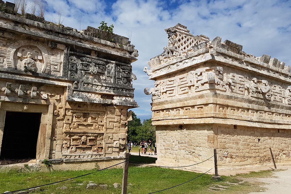 Останки домов майянской знати, украшенных рельефами