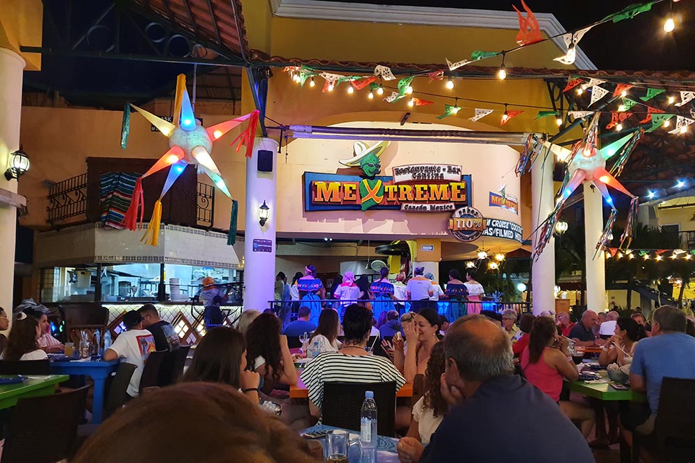 Ресторан с открытой верандой Mextreme в Канкуне привлекает танцами официантов в национальных костюмах и музыкантами мариачи, поющими мексиканские песни рядом со столиками