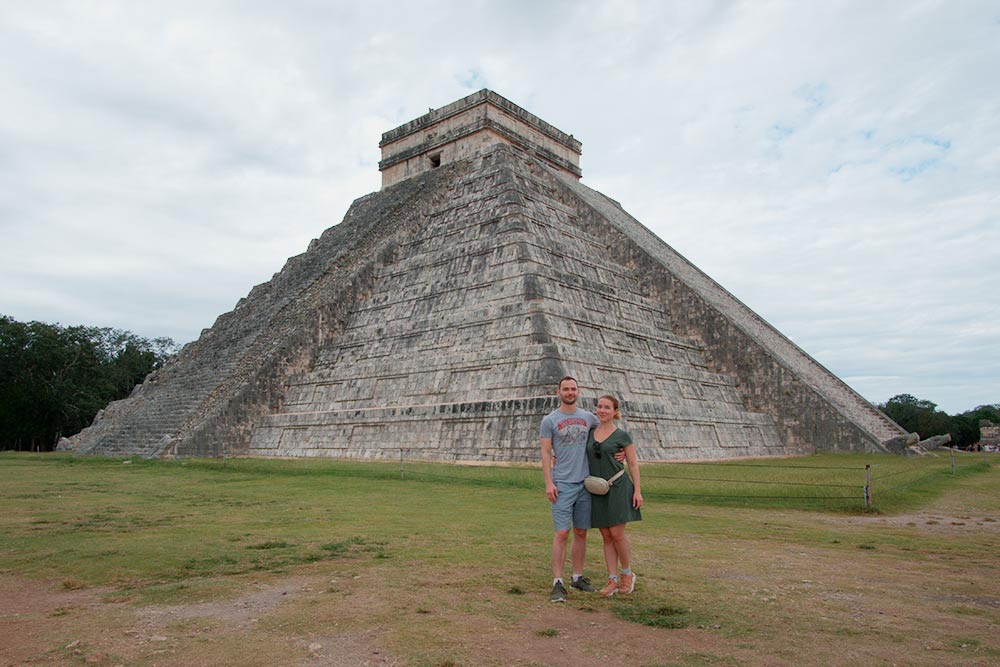 Пирамида Кукулькана высотой 24 метра с шестиметровым храмом на вершине, где проводили ритуальные жертвоприношения. Внутри пирамиды тоже есть храм, но посетителей туда не пускают