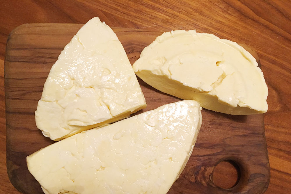 Сыр всегда привозят разный: более или менее соленый, твердый или мягкий. Это издержки штучного производства. Стоимость — 500 ₽ за 1 кг