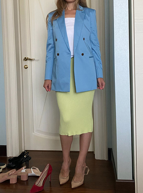 С этой клиенткой мы разобрали ее гардероб и вместе сходили на шопинг. В итоге получился такой образ из одежды люксовых брендов: пиджак Balmain, юбка Chloé, туфли Gianvito Rossi. Общая стоимость образа — около 350 000 ₽