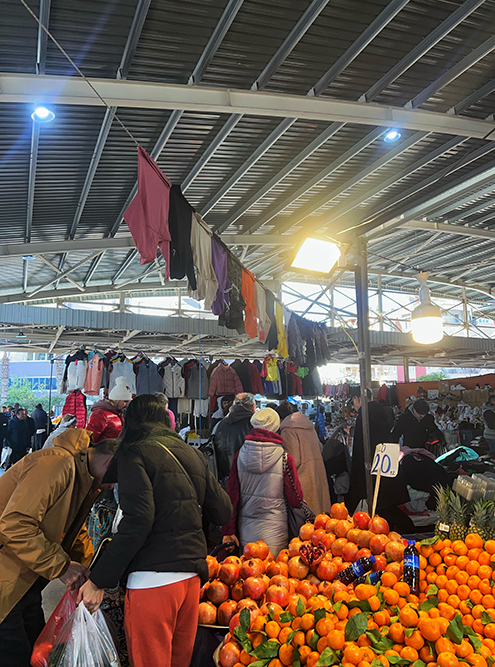 На нашем рынке рядом с фруктово-овощными палатками можно встретить развешанную одежду