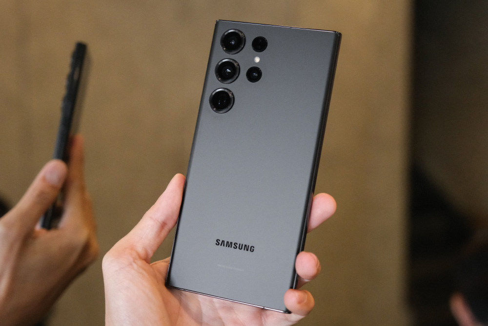 Последние версии USB PD устанавливаются в некоторые смартфоны Samsung. Фото: Infosapu / Shutterstock