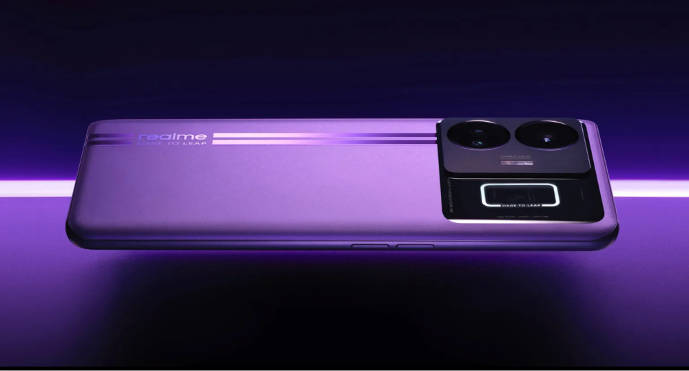 Realme GT Neo 5 заряжается за 15 минут до 100% от комплектного адаптера 240 Вт. Фото: Realme