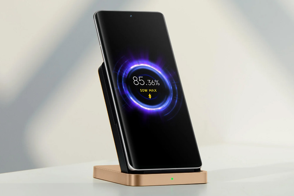 Фирменная быстрая беспроводная зарядка Xiaomi заполняет батарею Mi 12 Pro за 42 минуты, но телефоны других производителей будут забирать энергию в своем темпе и заряжаться за полтора часа или дольше. Источник: mi.com